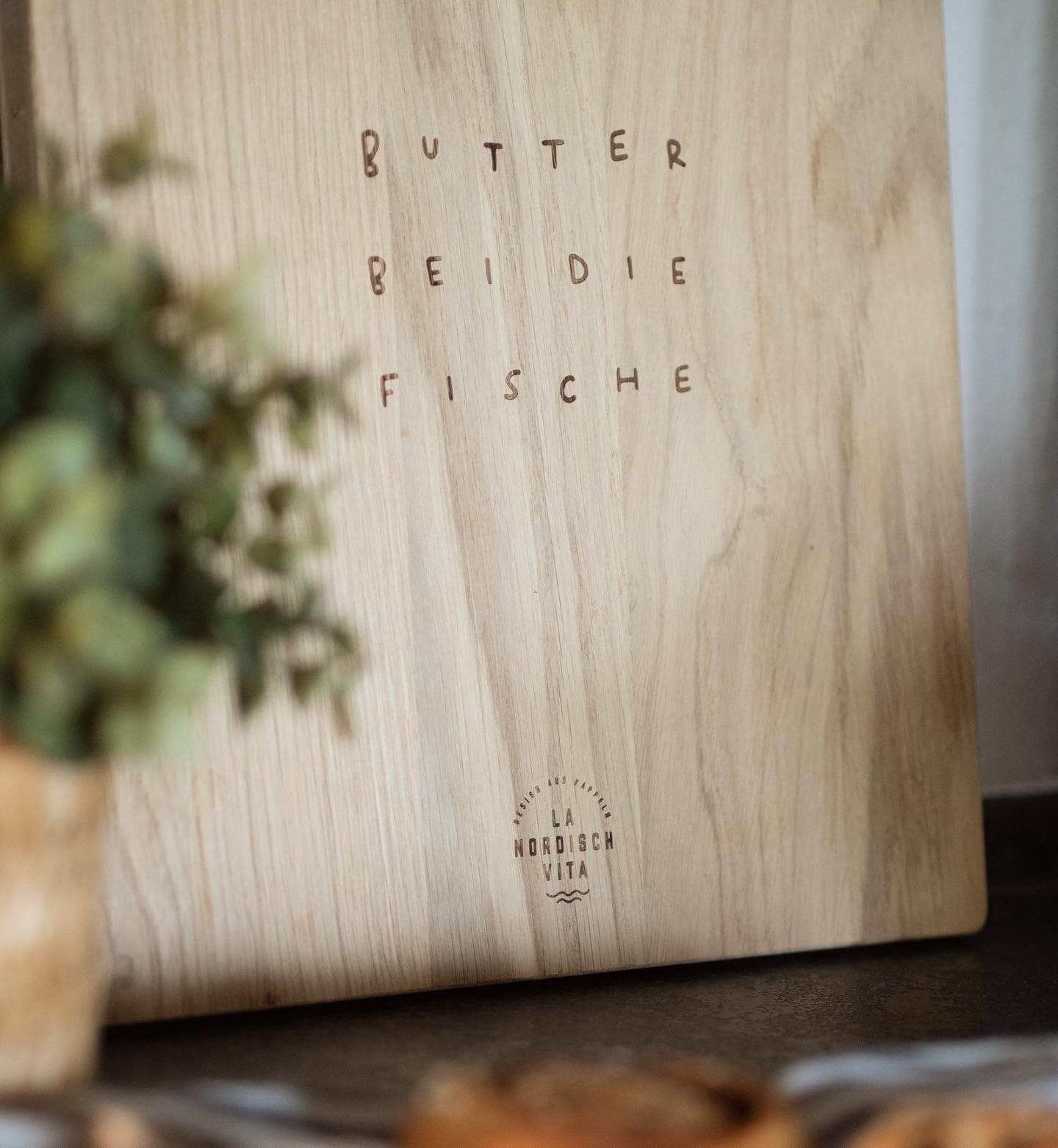 Schneide- und Servierbrett "Butter bei die Fische"